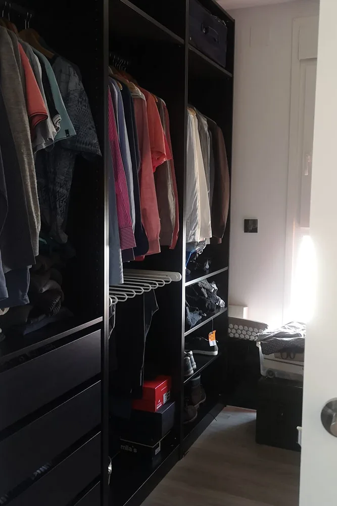 armario ropero lleno de ropa