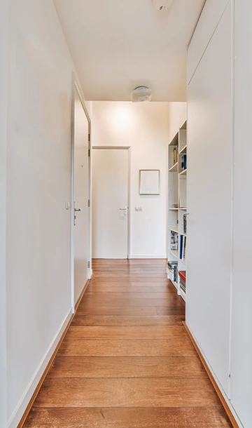suelo pasillo con madera y puertas en blanco